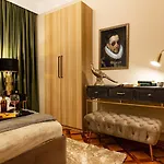 Qult - The Renaissance Affair Apartamento *