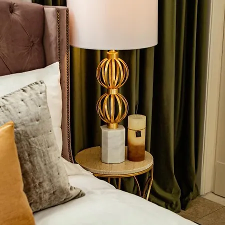 Qult - The Renaissance Affair Apartment *