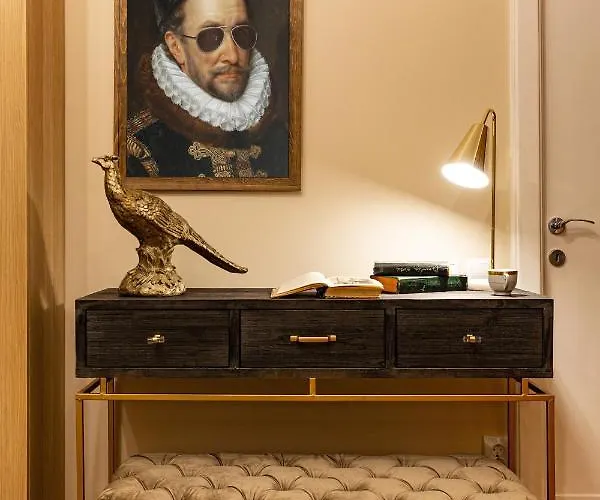 Qult - The Renaissance Affair Apartman *