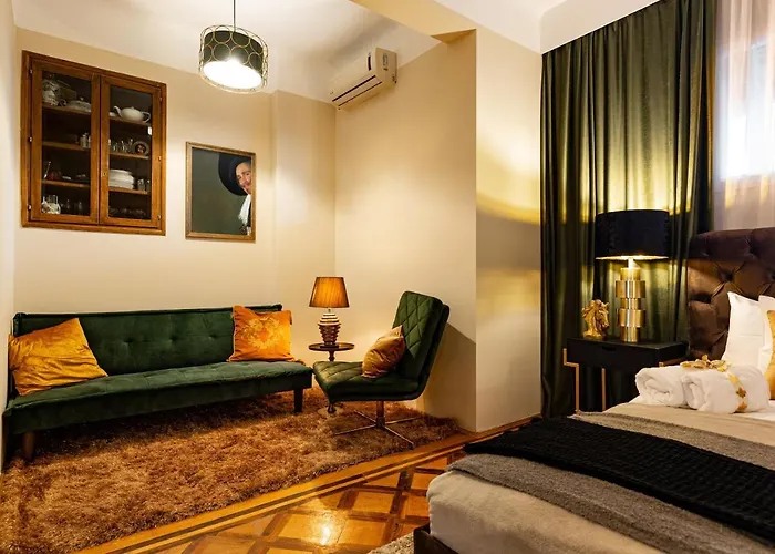 Qult - The Renaissance Affair Apartment *