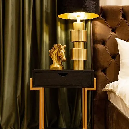 Apartment Qult - The Renaissance Affair *