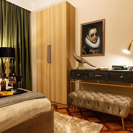 Qult - The Renaissance Affair Apartment *